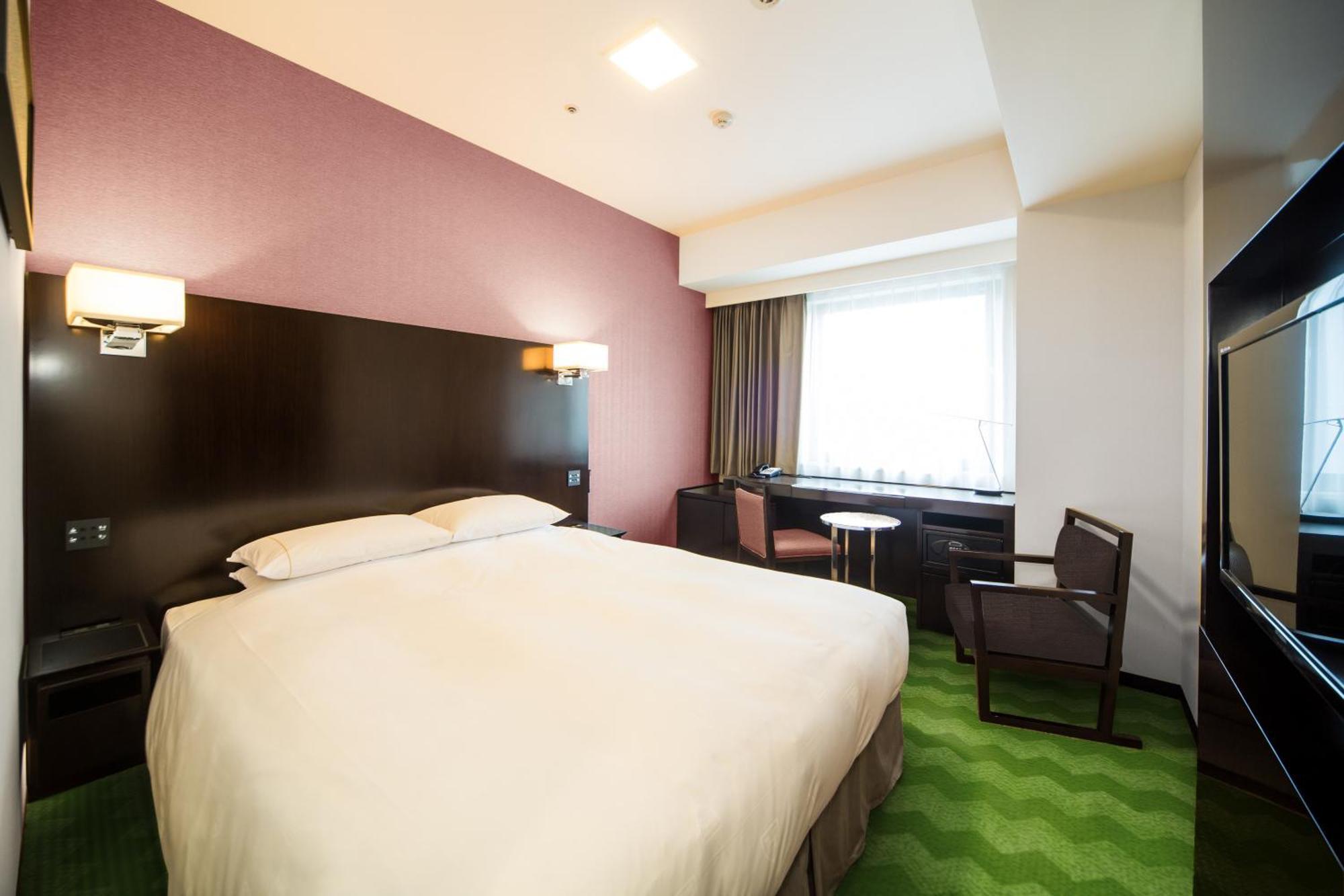 โรงแรม เดอะ รอยัล พาร์ค แคนวาส 4*
