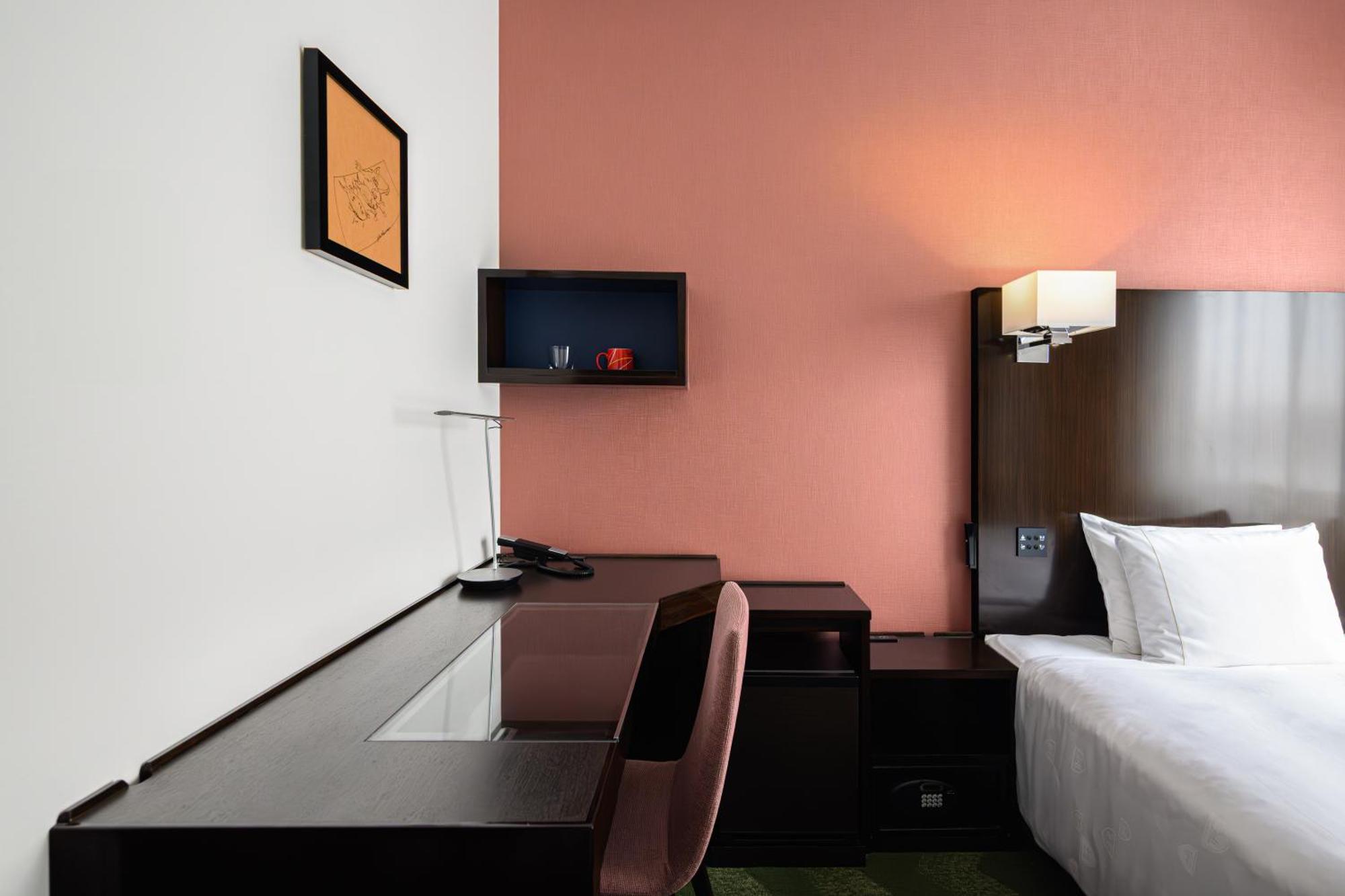 โรงแรม เดอะ รอยัล พาร์ค แคนวาส 4*